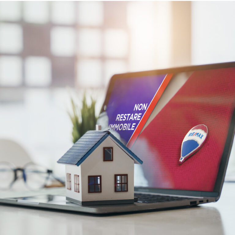 Concept per annunci immobiliari efficaci: computer con schermata in cui viene mostrato il logo e claim Replanner