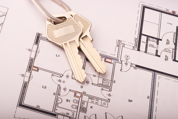 Concept per investimenti immobiliari: scheda catastale con mazzo di chiavi - Replanner