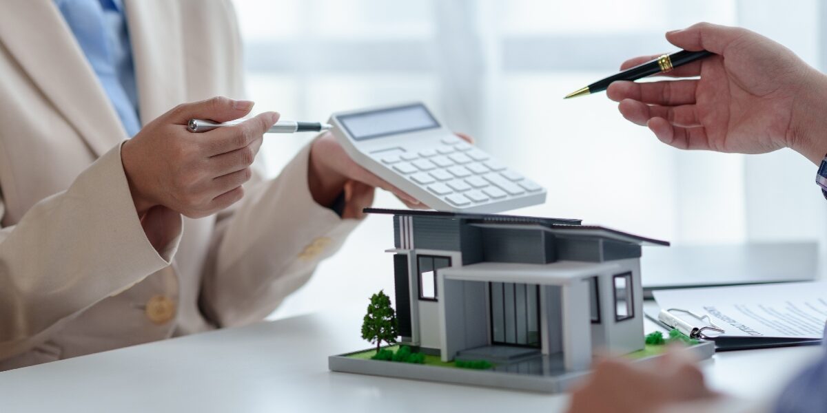 Concept per investimenti immobiliari: persone valutano l'acquisto di una casa con consulente immobiliare - Replanner