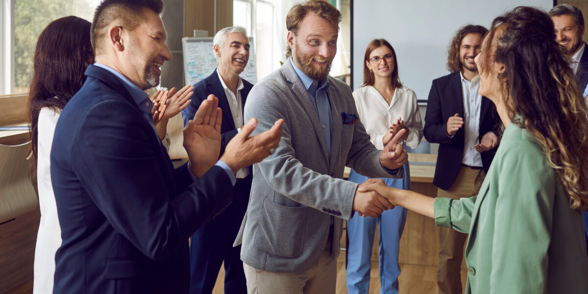 Stretta di mano tra persone del settore immobiliare - Replanner