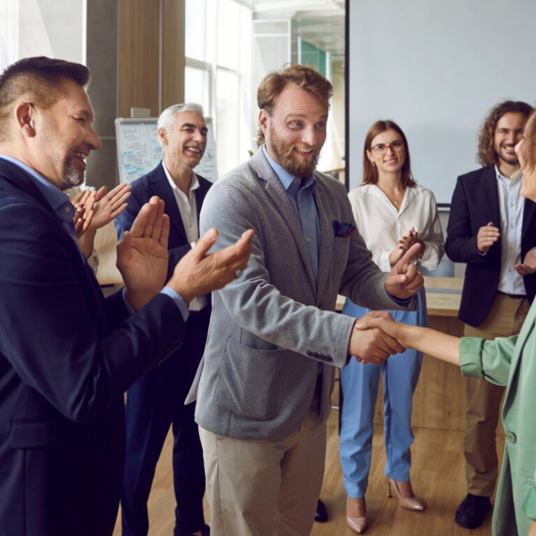 Stretta di mano tra persone del settore immobiliare - Replanner