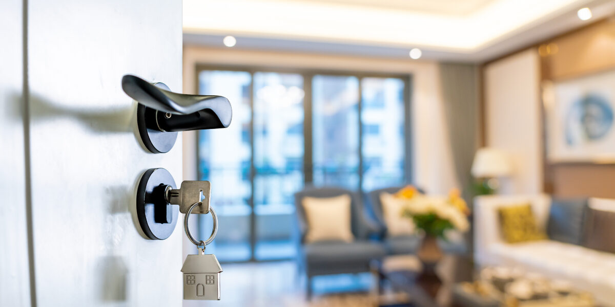 Porta di ingresso aperta su un salotto per una visita immobiliare -Replanner