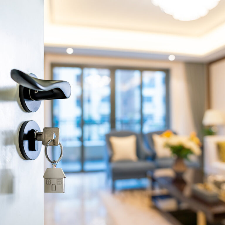 Porta di ingresso aperta su un salotto per una visita immobiliare -Replanner