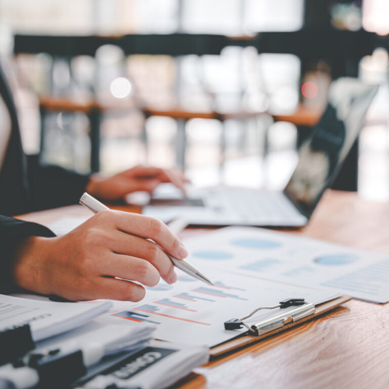 Concept per consigli per la gestione del lavoro come consulente immobiliare: close up su mani e dati cartacei. Replanner