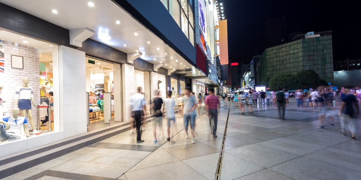 Concept per locazione commerciale. Vista di negozi dall'esterno - Replanner