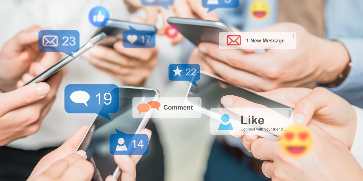 Concept per l'utilizzo dei social media nel settore immobiliare: icone ed emoji che escono da smartphone