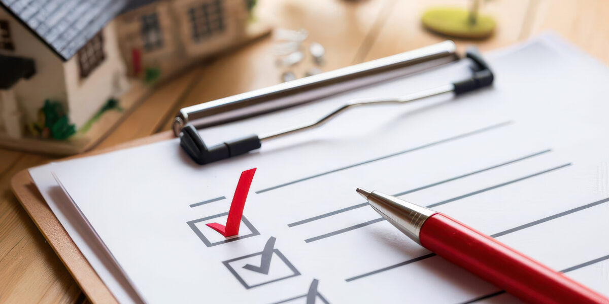 Concept per checklist casa nuova: block notes con penna