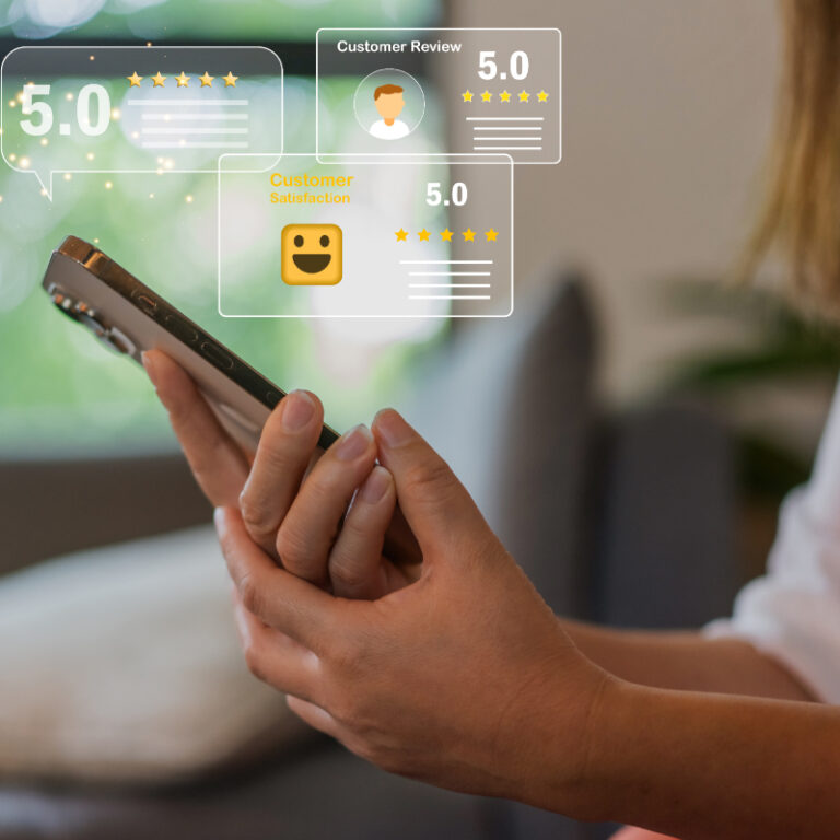 Concept per Come gestire la reputazione online: close up su mani di donna che tengono uno smartphone, da cui escono icone di recensioni positive