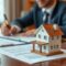 Concept per ''tecniche di negoziazione immobiliare'': close up su modellino 3d di abitazione. Sullo sfondo, un acquirente firma il rogito.