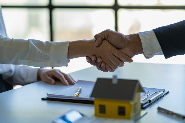 Concept per ''Quanto costa davvero comprare casa?'': due persone si stringono la mano