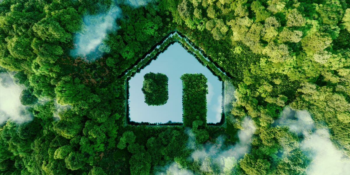Concept per Direttiva Casa Green: immagine stilizzata di una casa, immersa in un bosco
