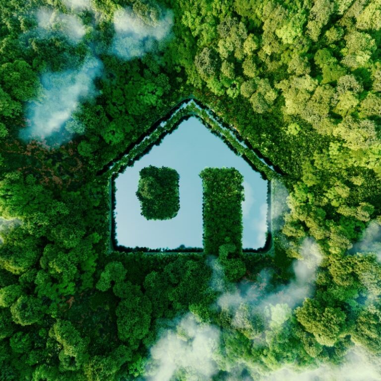 Concept per Direttiva Casa Green: immagine stilizzata di una casa, immersa in un bosco
